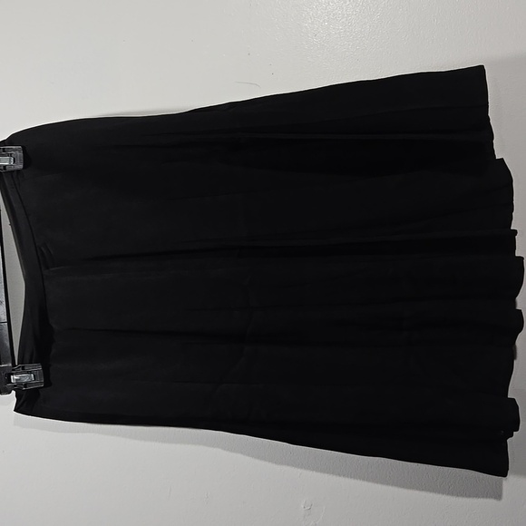 Black Pleated Skirt 2 - Picture 3 of 8
